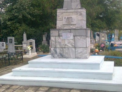 Братская могила советских воинов, погибших в боях с фашистскими захватчиками