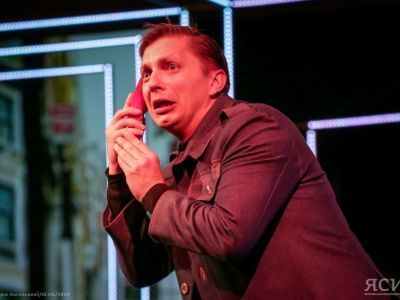 Онемевшие от смеха щеки и атмосфера 70-х. О новом спектакле «Слишком женатый таксист»