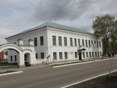 Дом жилой с воротами