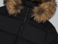 Пуховик с капюшоном и опушкой из натурального меха