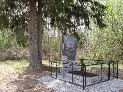 Братская могила советских лётчиков