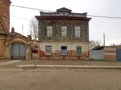 Двухэтажный полукаменный жилой дом с воротами