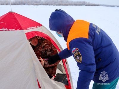 Сотрудники ГИМС проводят рейды на ледовых переправах Якутии
