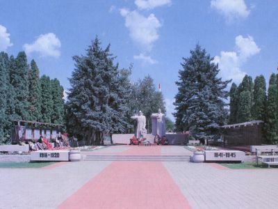 Братская могила 360 воинов, погибших в годы гражданской и Великой Отечественной войн