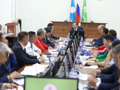 Айсен Николаев провел с главами районов совещание по вопросам сельского хозяйства