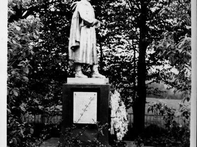 Братская могила советских воинов