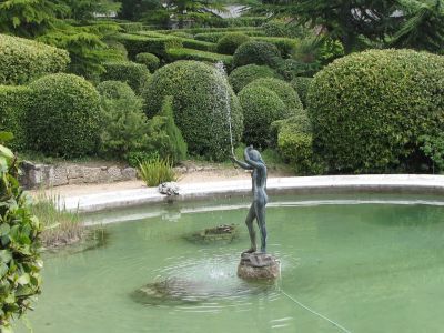 Скульптура девушки с рыбкой с юго-восточной стороны виллы