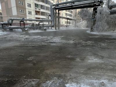 Огромная лужа образовалась в Якутске после прорыва трубы