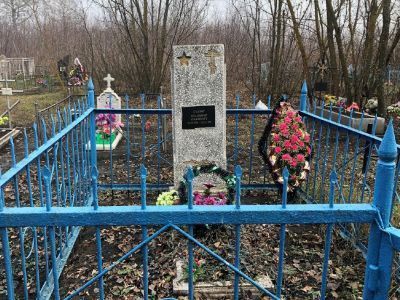 Одиночная могила на гражданском кладбище ст. сержанта Сатина Владимира Павловича, погибшего в феврале 1943 года. Деревянный обелиск установлен в 1953 году