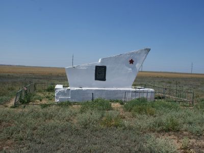 Братская могила советских воинов и памятный знак в честь воинов-односельчан, погибших в годы Великой Отечественной войны