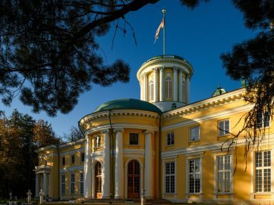 Западный флигель дворца