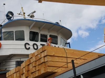 В Якутск прибыл первый теплоход с грузом