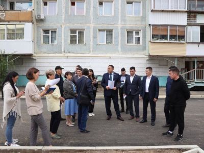 Депутаты проверили ход благоустройства дворов и содержание памятников в Якутске