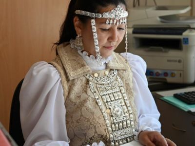 Сотрудники Минимущества Якутии пришли на работу в национальной одежде