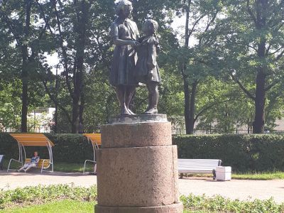 Скульптура "Прием в пионеры"