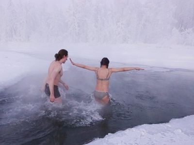 Фотофакт: в Оймяконе туристы искупались в минус 60 градусов