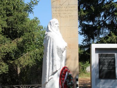 Обелиск с фигурой в память воинов, павших в 1941- 45 гг.