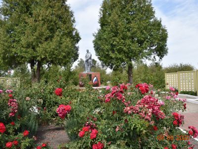 Братская могила советских воинов, погибших в боях с фашистскими захватчиками в 1943 году. Захоронено 21 человек, установлены имена 16 человек. Скульптура советского воина с приспущенным знаменем