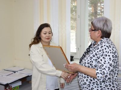 В Ленском районе вручили первый жилищный сертификат ребенку-сироте