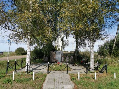 Братская могила советских воинов