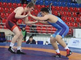 Борец Евгений Аронов завоевал первое для сборной Якутии золото турнира Романа Дмитриева