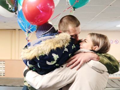 Он поднял на руки сына и улыбнулся