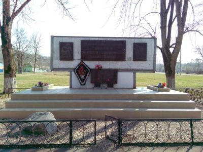 Братская могила советских воинов, погибших в боях с фашистскими захватчиками