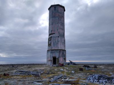 Памятник-маяк ледоколу «Сибиряков», установленный в 1942 г.