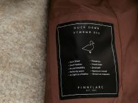 Стеганый пуховик с поясом и капюшоном