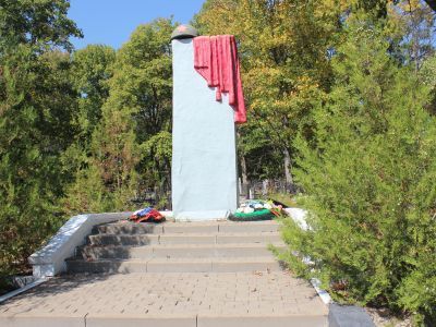 Братская могила советских воинов, погибших в боях с фашистскими захватчиками в 1943 году. Захоронено 4 человека, имена не установлены. Стела