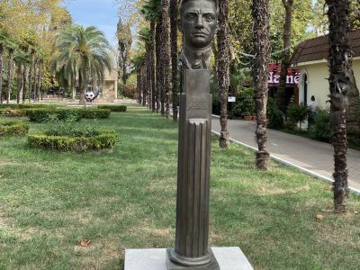 Аллея писателей (21 бюст русских и советских писателей)