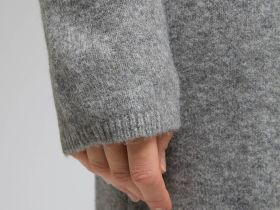 Вязаное платье полуприлегающего силуэта