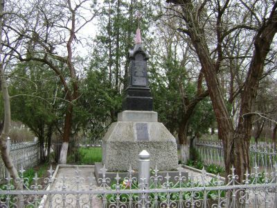 Братская могила советских воинов и мирных жителей