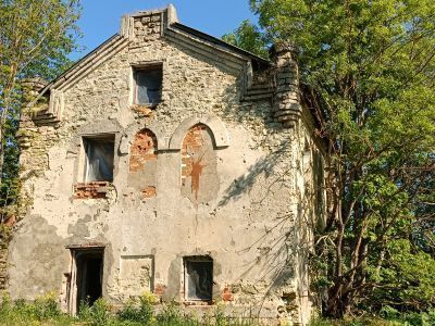 Господский дом с оградой