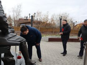 В Якутске возложили цветы к памятнику государственному деятелю Степану Аржакову