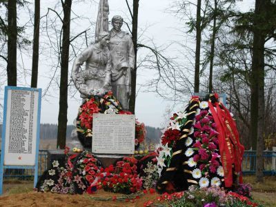 Братская могила советских воинов