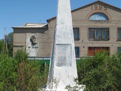 Братская могила партизан