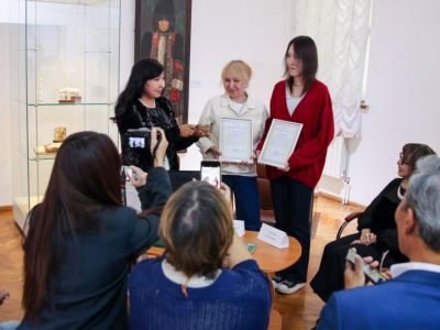 Семья костореза Георгия Родионова передала Национальному музею Якутии 72 произведения мастера