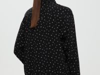 Блузка свободного кроя с отложным воротником