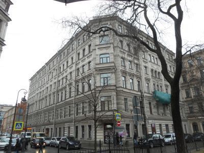 Дом, где с 1899 г. жил и в 1904 г. умер астроном Бредихин Федор Александрович (кв.5 и 6 - б.кв.6)