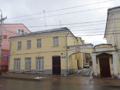 Уличный флигель с воротами