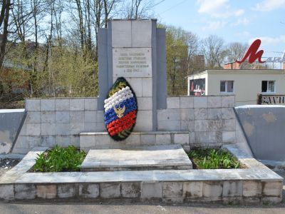 Братская могила 1500 советских военнопленных, расстрелянных немецко-фашистскими захватчиками в октябре 1941 года. Установлен обелиск