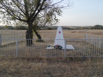 Братская могила советских воинов, погибших в период Сталинградской битвы