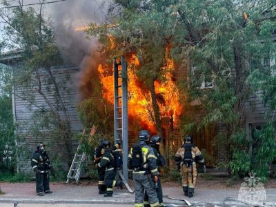 В Якутске пожар вспыхнул в двухэтажном доме на улице Лермонтова