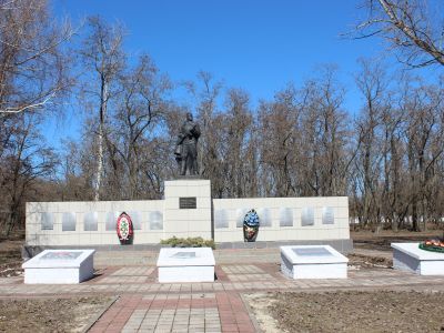 Братская могила красноармейцев погибших в годы установления Советской власти в 1918-1921 годах