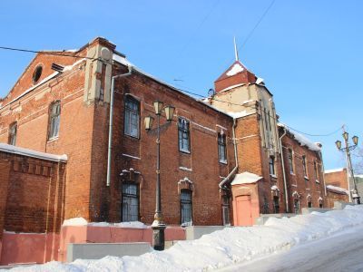 Первый в Сибири научно-исследовательский институт физических методов лечения. В годы Великой Отечественной войны (1941-1945 гг.) располагался эвакогоспиталь для раненых воинов Советской Армии