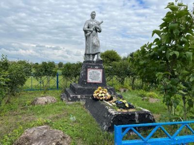 Братская могила воинов Советской Армии, погибших в период Великой Отечественной войны. Захоронено 21 человек. Установлено фамилий - 1 человека. Скульптура установлена в 1964 году