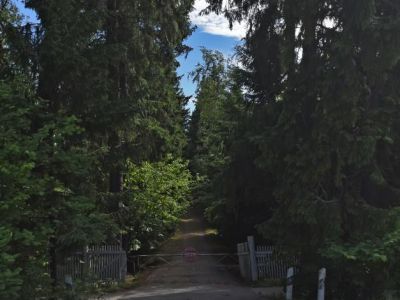 Ограда с надписью "Тихий берег"