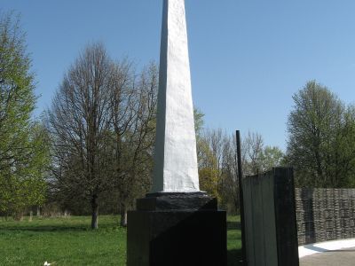 Братская могила 1827 воинов Советской Армии и партизан, погибших  в 1941-1943 гг. в боях с немецко-фашистскими захватчиками. Здесь же похоронен председатель Дорогобужского райисполкома И.И. Дворецкий