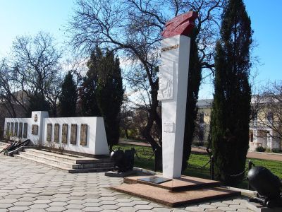 Памятник воспитанникам ЧВВМУ  им. П.С. Нахимова